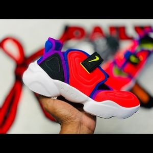 Wmns Nike Aqua Rift Bright Crimson w/Socks sz6